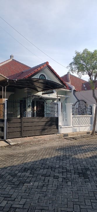 Disewakan Rumah Nyaman dan Strategis di Graha Sampurna Surabaya Barat - Image 1