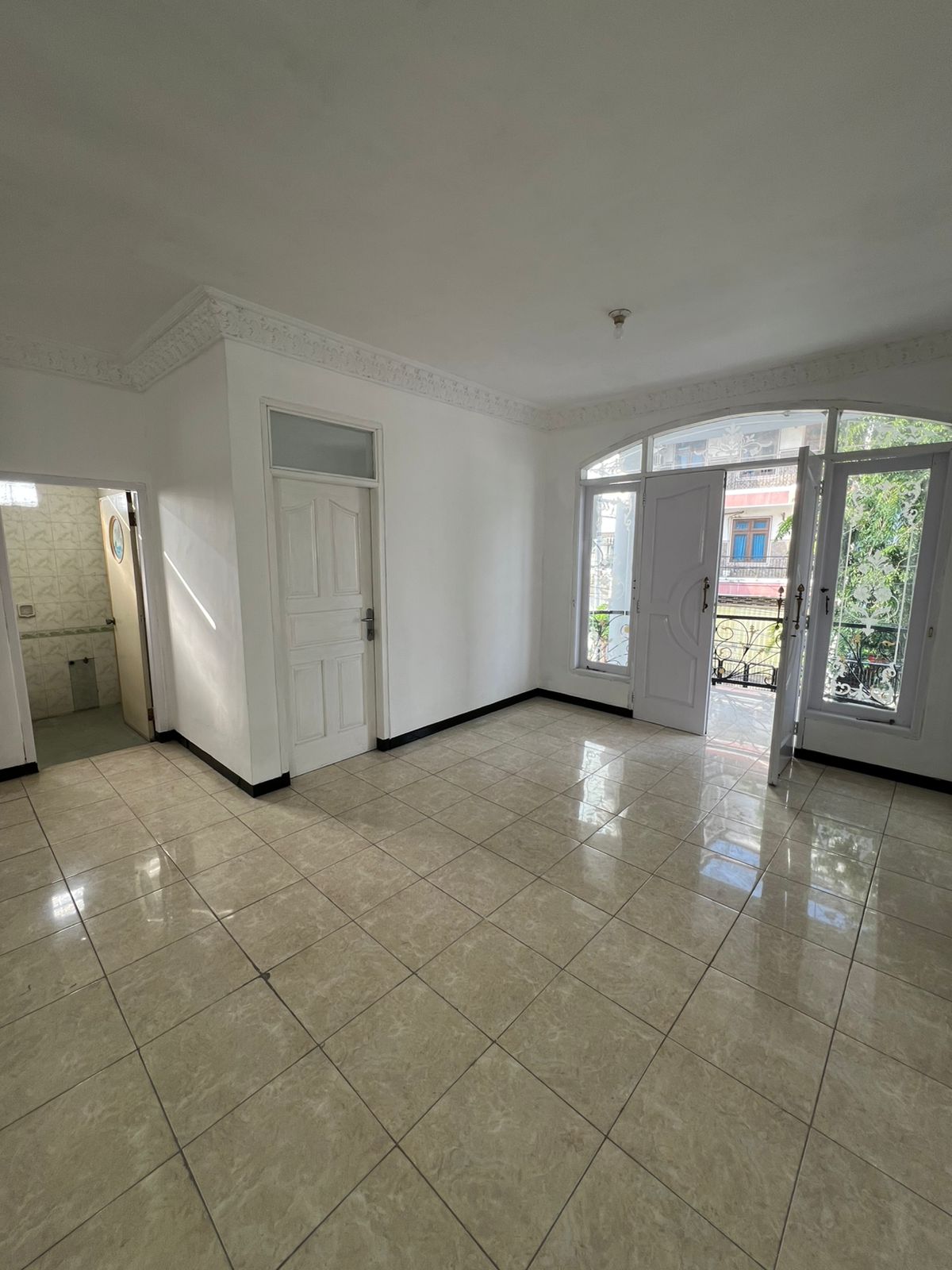 Jual/Sewa Rumah Terawat 2 Lantai Pucang Lokasi Strategis Surabaya Timur - Thumbnail 2