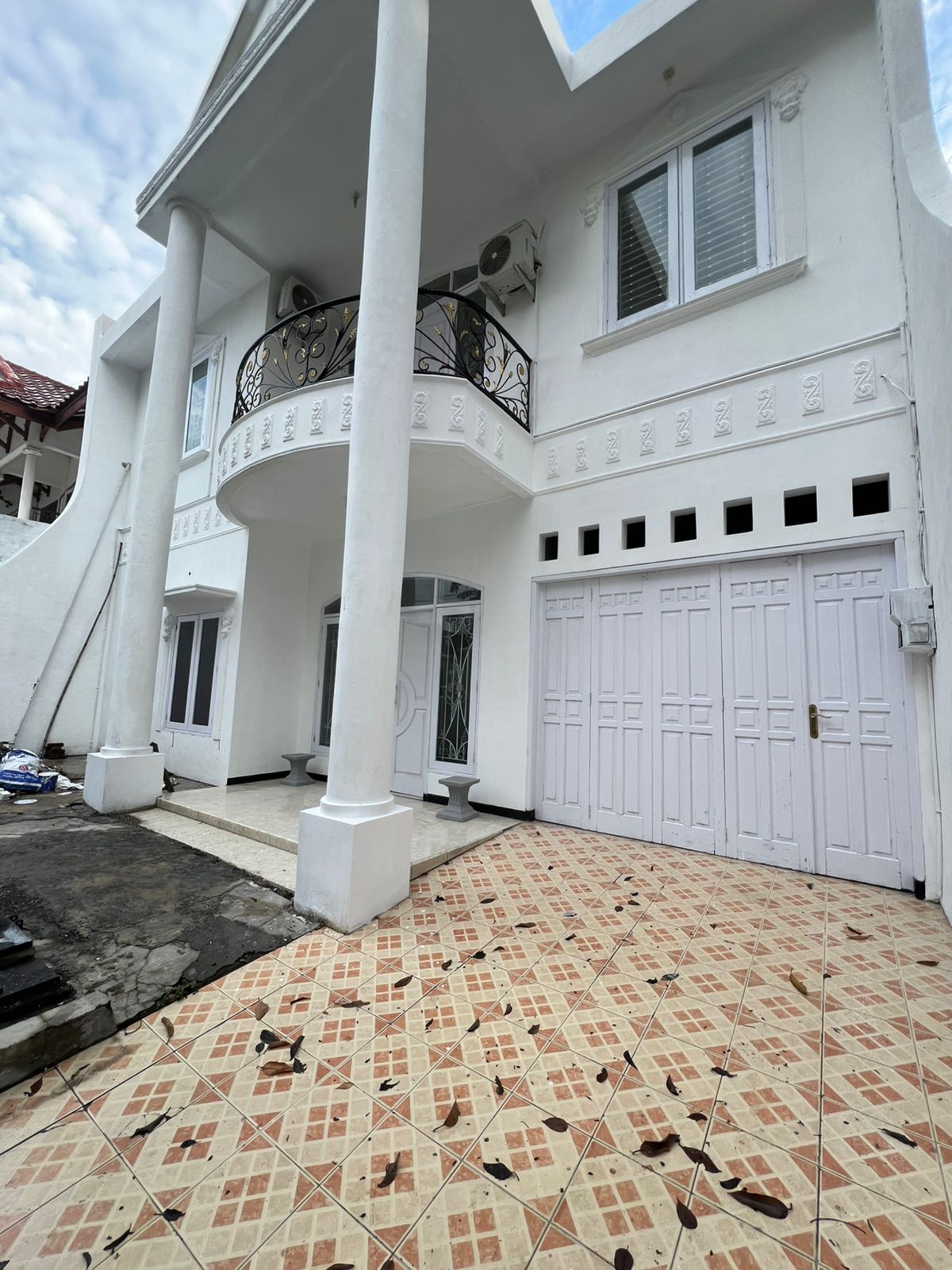 Jual/Sewa Rumah Terawat 2 Lantai Pucang Lokasi Strategis Surabaya Timur - Image 1