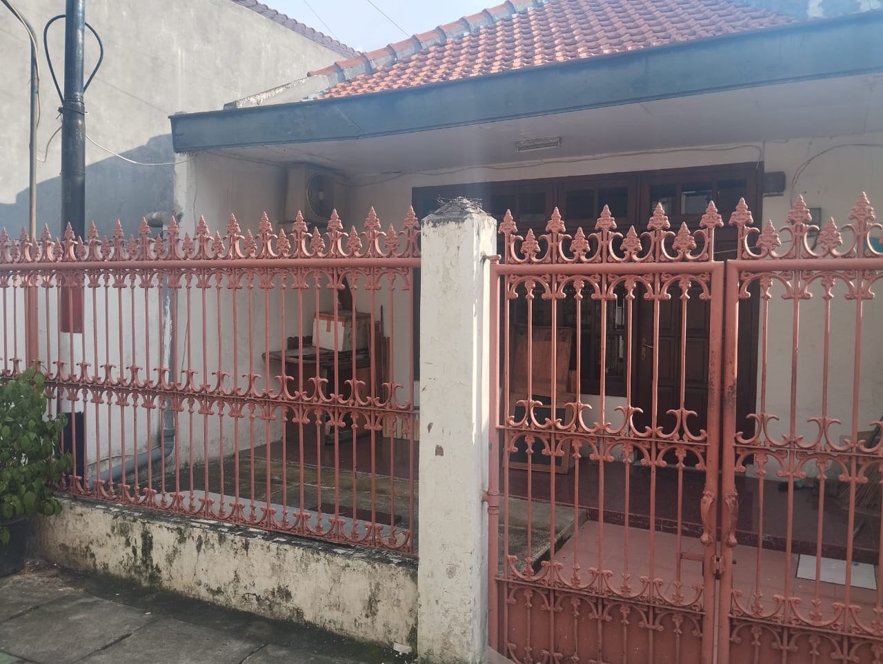 Disewakan Rumah Furnished Strategis Siap Huni Harga Nego di Kedung Rukem Surabaya Pusat - Image 1