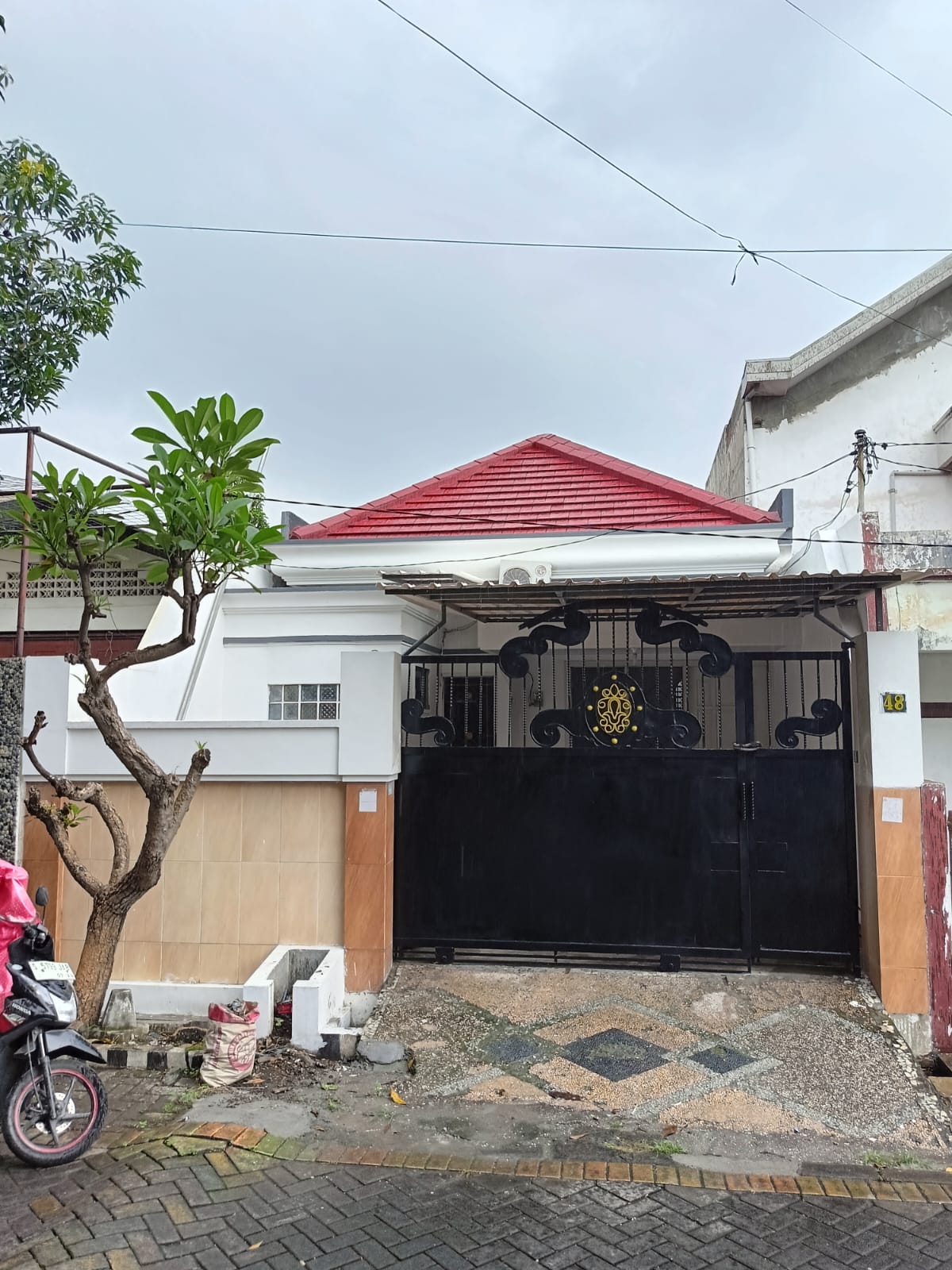 Sewa Rumah Terawat Siap Huni Strategis Dekat Ciputra World di Surabaya Barat - Image 1