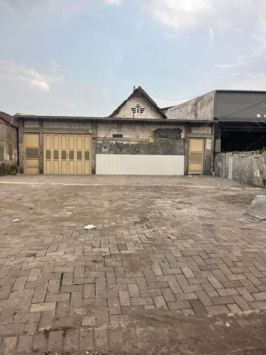 Dijual Rumah dan Tanah Luas di Lokasi Strategis di Jl Raya Kletek Taman Sidoarjo - Image 1