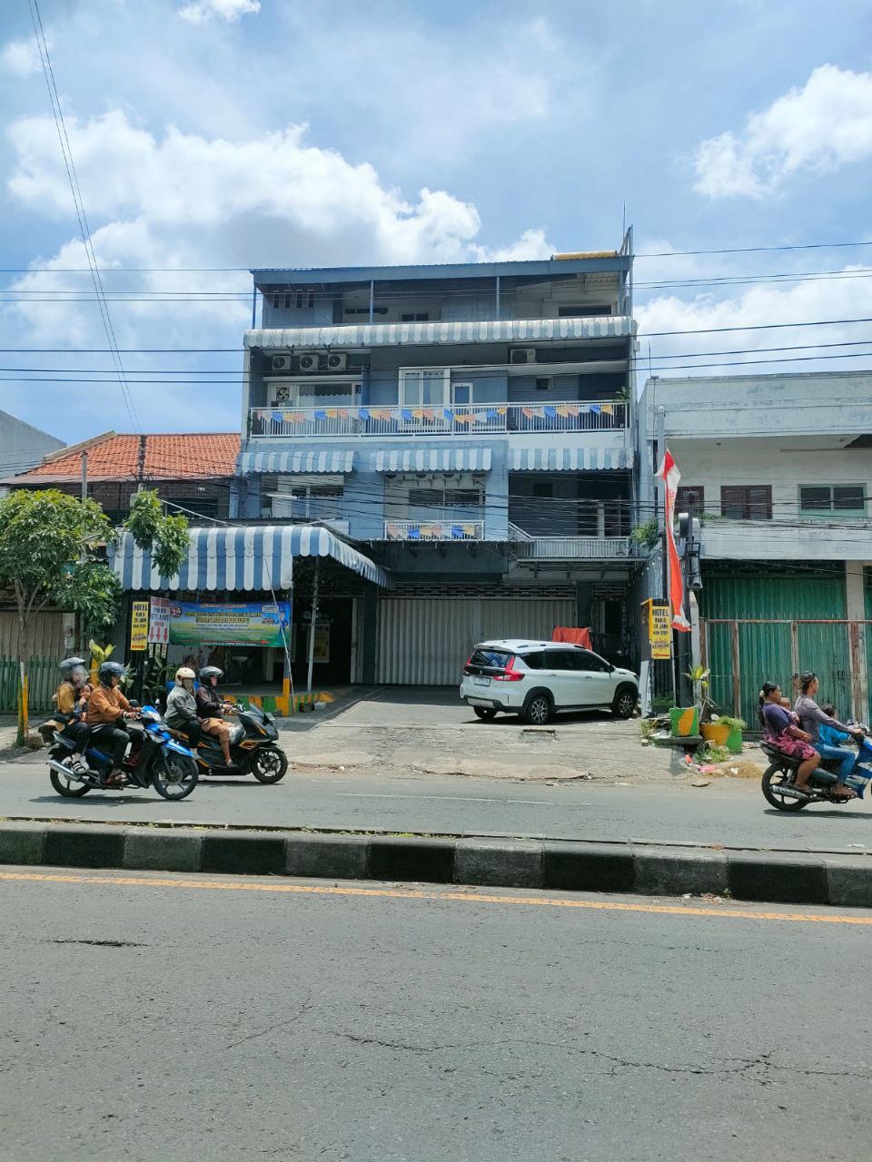 Dijual Cepat 2 Ruko 4 Lantai Full Furnished dan Siap Bisnis di Tengah Kota Surabaya - Image 1