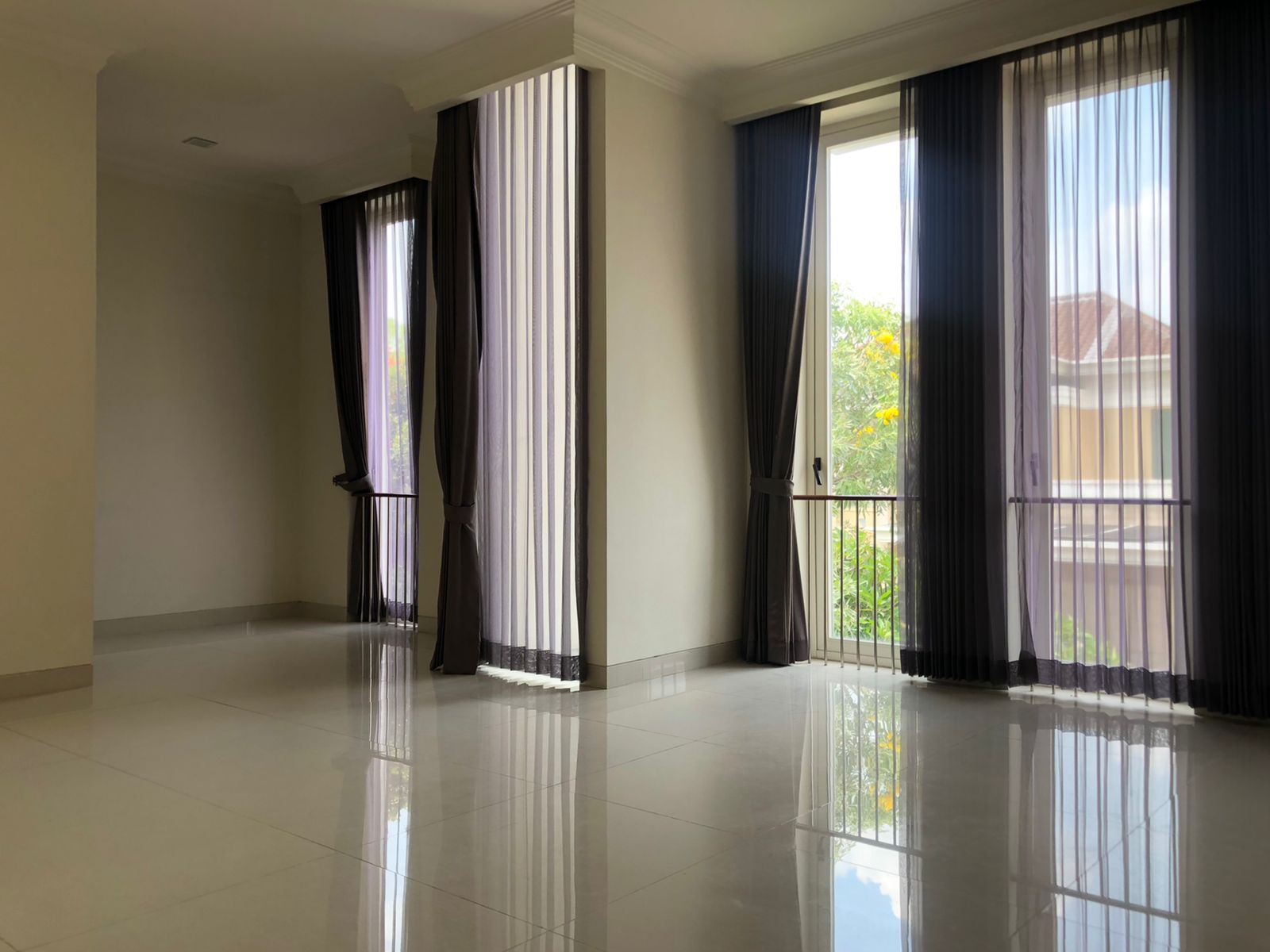 Disewakan Rumah Mewah Siap Huni di The Ritz Grand Golf Surabaya - Thumbnail 2