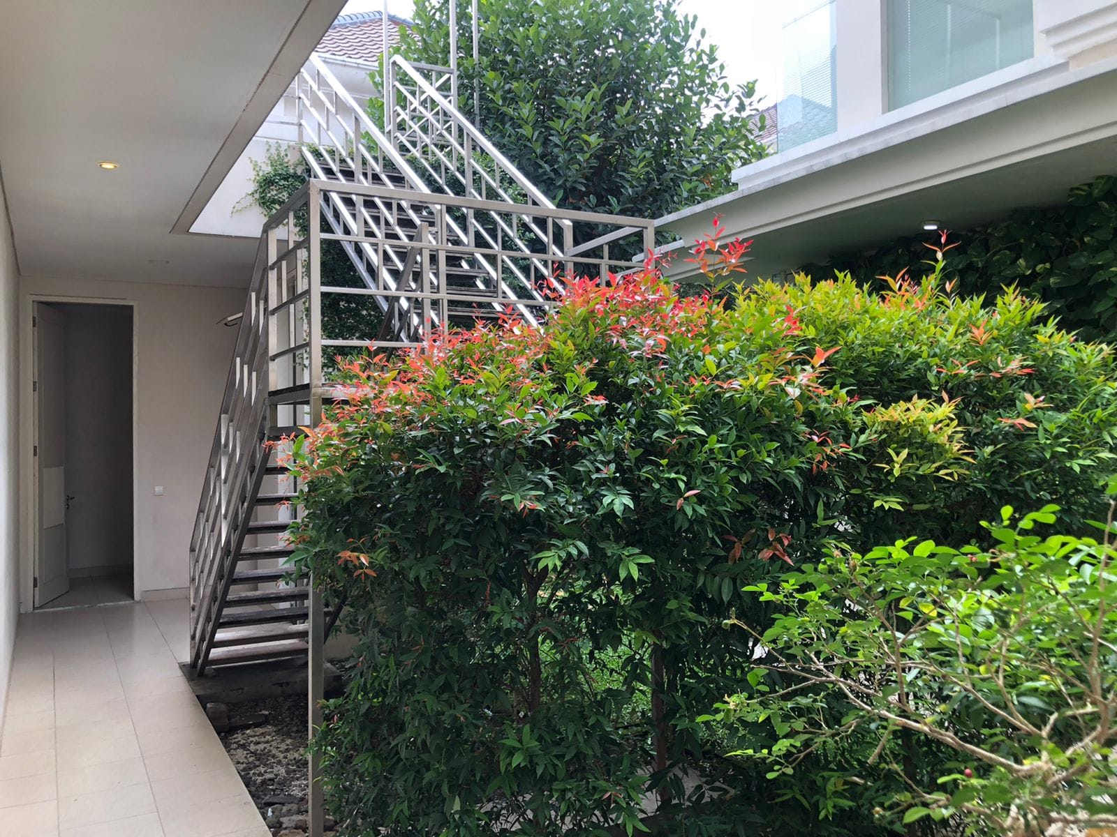 Disewakan Rumah Mewah Siap Huni di The Ritz Grand Golf Surabaya - Thumbnail 4