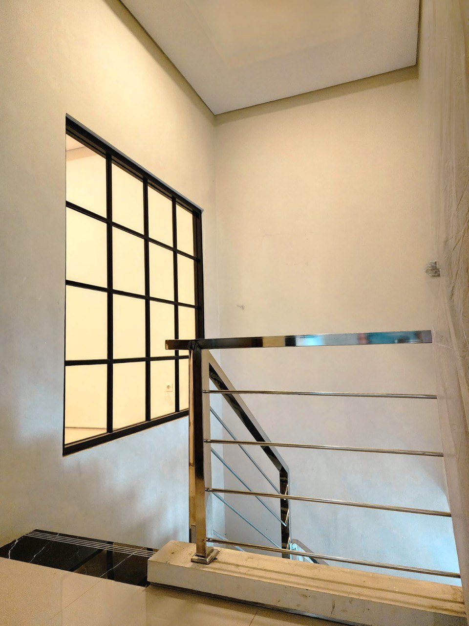 Dijual Rumah Baru Modern 2 Lantai Lokasi Strategis Fasilitas Lengkap di Griyo Mapan Sentosa Sidoarjo - Thumbnail 3