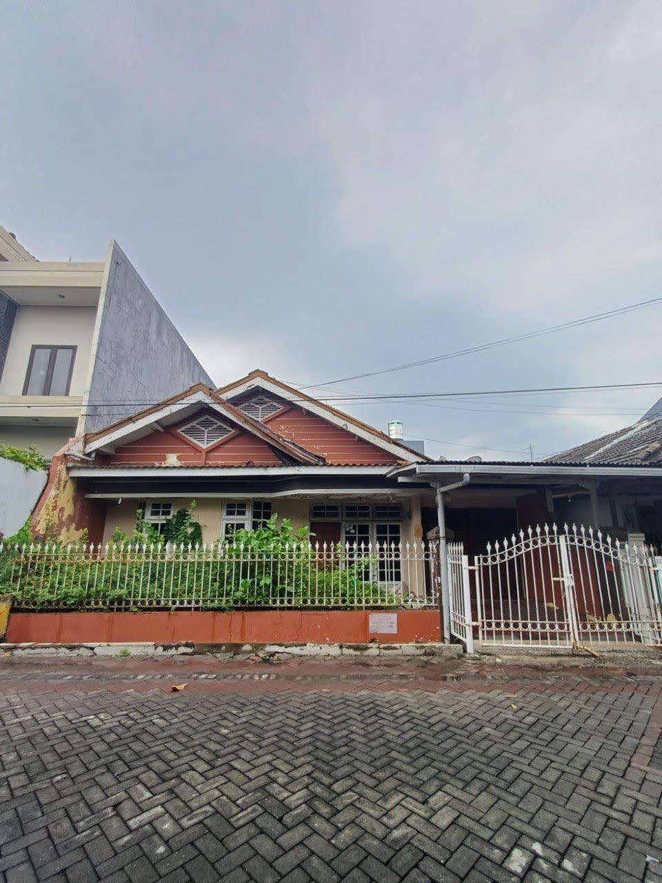 Dijual Rumah Hitung Tanah Lokasi Strategis di Nirwana Executive Surabaya Timur - Image 1