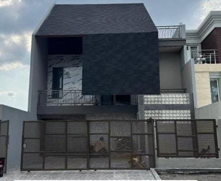 Jual Rumah Mewah Modern 3 Lantai di San Antonio Pakuwon City Surabaya Timur - Image 1