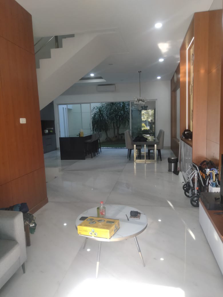Dijual Cepat Rumah Mewah 2,5 Lantai di East Emerald Mansion Citraland Surabaya Barat - Thumbnail 2