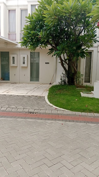 Disewakan Rumah 2 Lantai Lokasi Strategis di Grand Pakuwon Surabaya Barat - Image 1