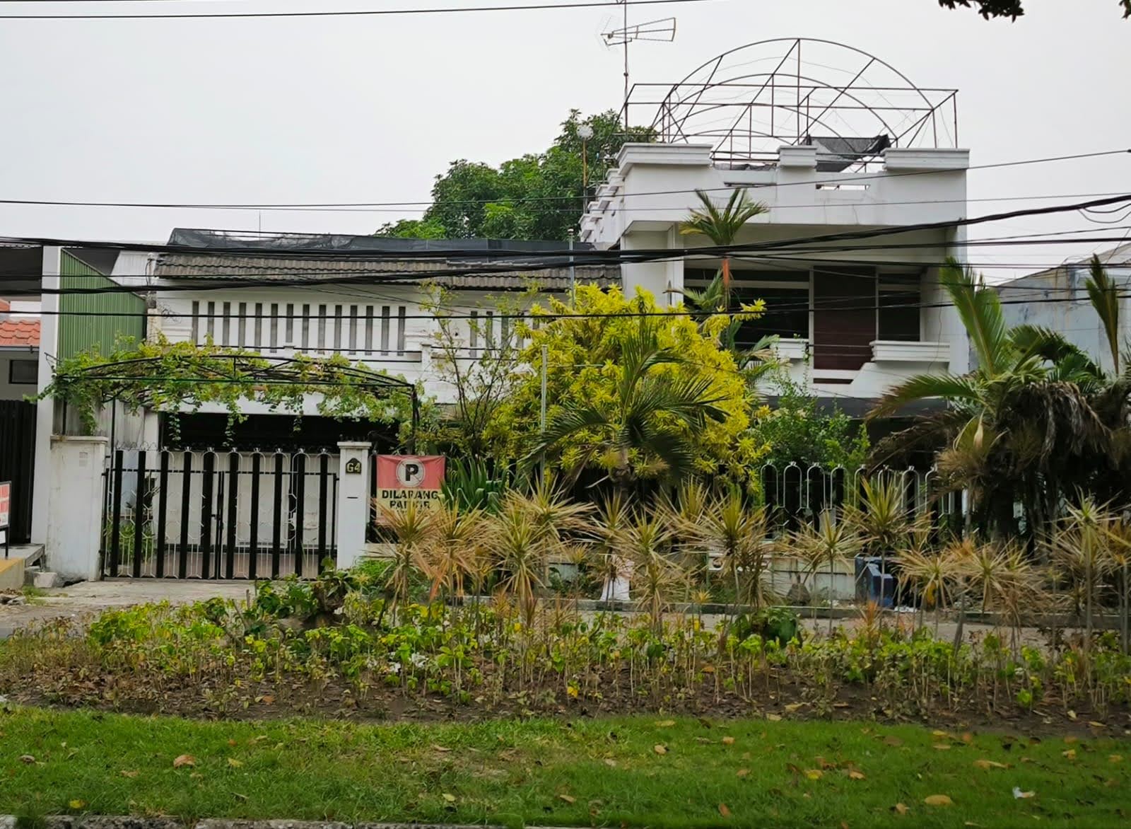 Dijual Rumah 2,5 Lantai Lokasi Strategis di Raya Tenggilis Surabaya Selatan - Image 1