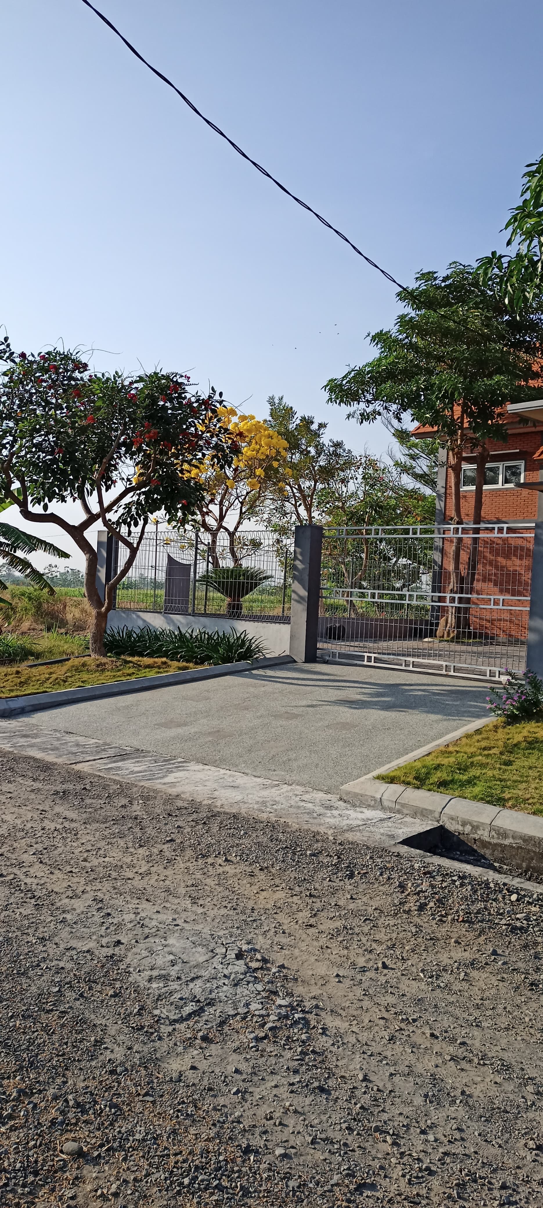 Dijual Rumah Luas Cocok Untuk Investasi di Kedamean Gresik - Thumbnail 2