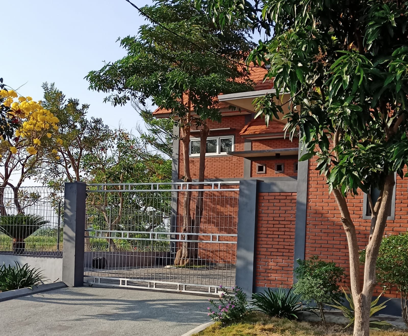 Dijual Rumah Luas Cocok Untuk Investasi di Kedamean Gresik - Thumbnail 3