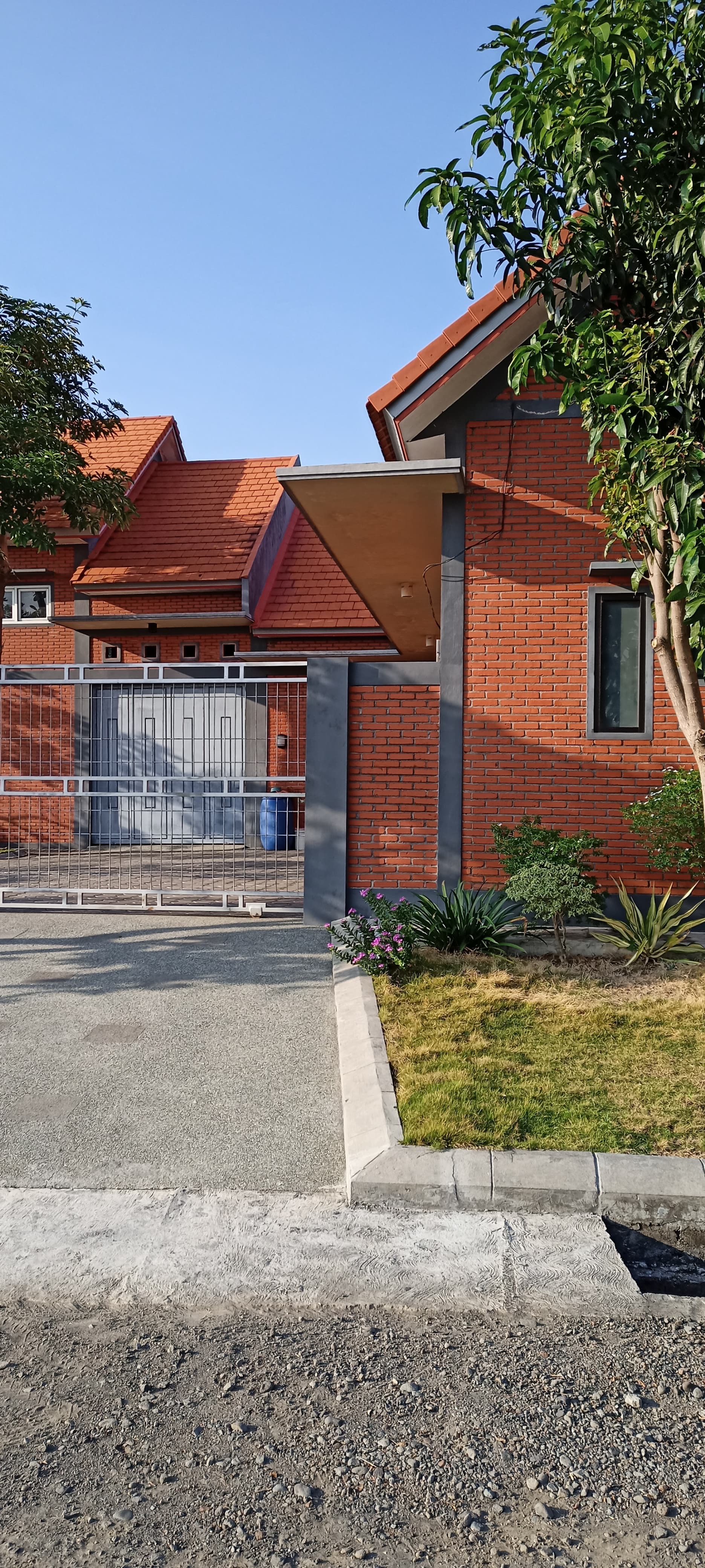 Dijual Rumah Luas Cocok Untuk Investasi di Kedamean Gresik - Image 1