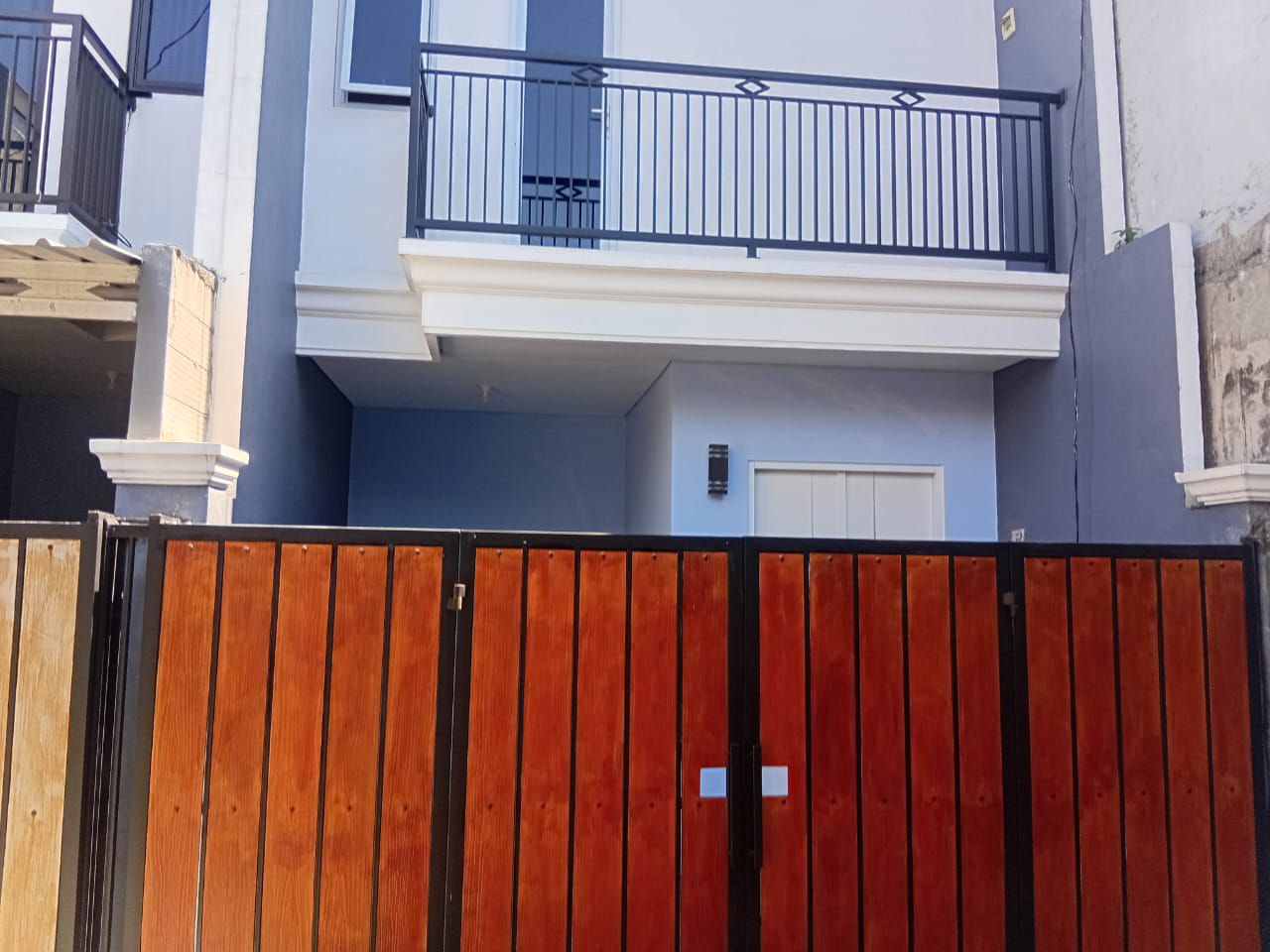 Dijual Rumah Modern Dan Siap Huni di Jalan Libra Surabaya Timur - Image 1