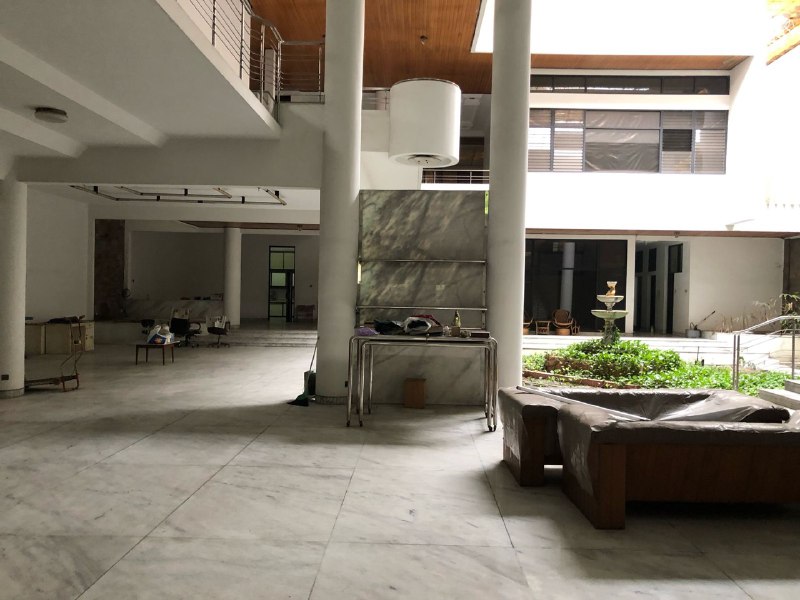 Disewakan Rumah Strategis di Jalan Utama Raya Dharmahusada Indah Surabaya Timur - Image 1