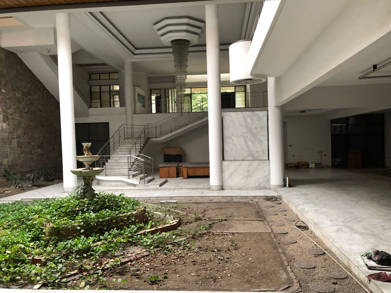Disewakan Rumah Mewah Luas di Raya Dharmahusada Indah Surabaya Timur - Thumbnail 3