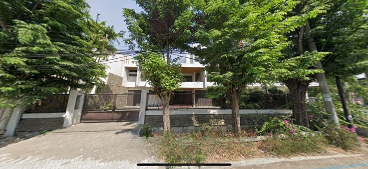 Disewakan Rumah Mewah Luas di Raya Dharmahusada Indah Surabaya Timur - Image 1