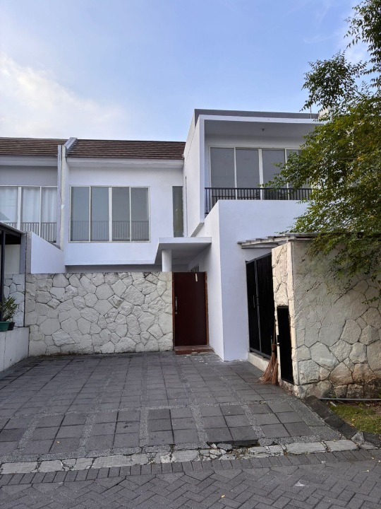 Disewakan Rumah Nyaman di Kawasan Eksklusif Forest Mansion Surabaya Barat - Image 1