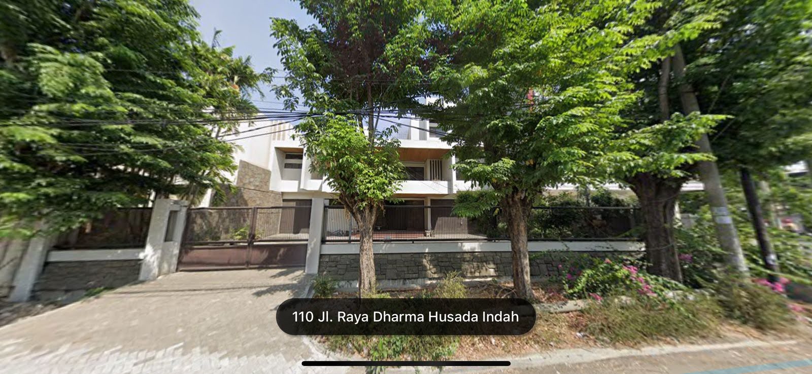 Disewakan Rumah Mewah Super Luas di Raya Dharmahusada Indah Surabaya - Image 1