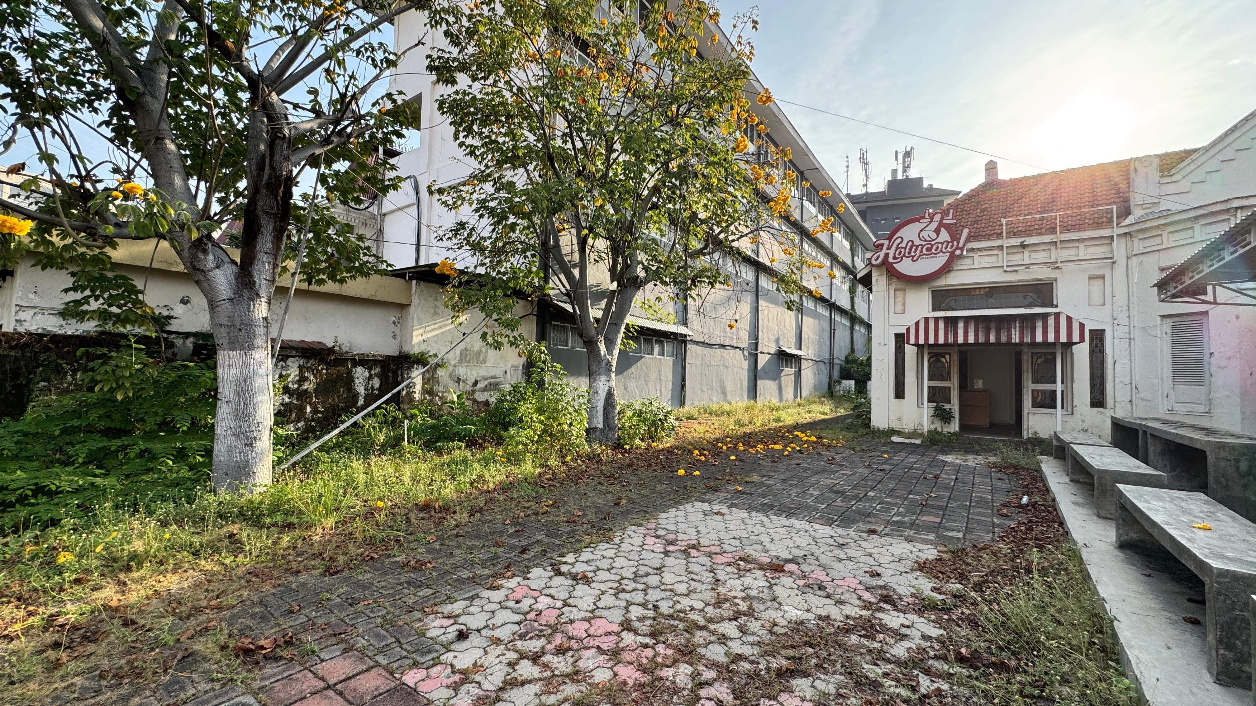 Disewakan Ex-Resto Siap Pakai di Preggolan Surabaya Pusat - Image 1