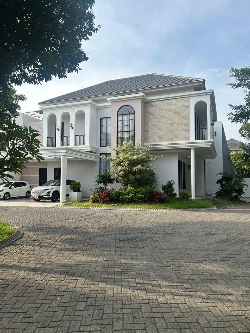 Dijual Rumah Mewah Full Furnish, Taman Puspa Raya Citraland Surabaya Barat - Image 1