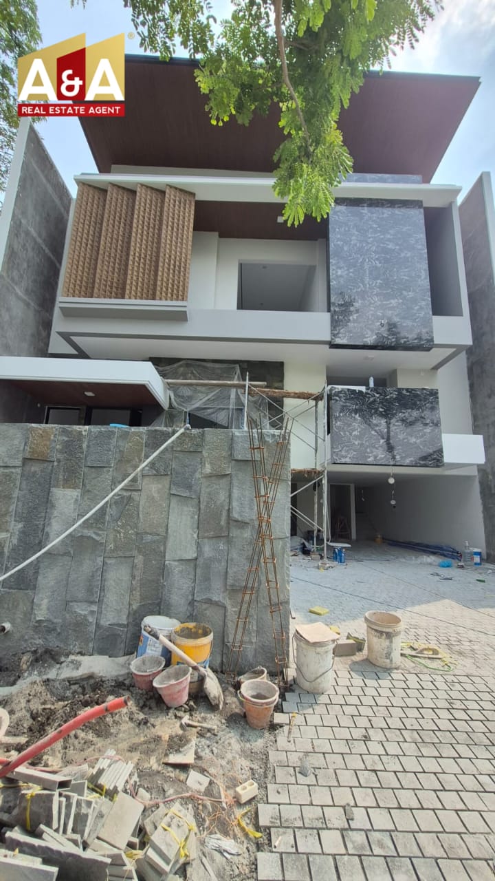 Dijual Rumah Mewah 2 Lantai Baru Tipe Modern Mediterania di Woodland Citraland Surabaya Barat - Image 1