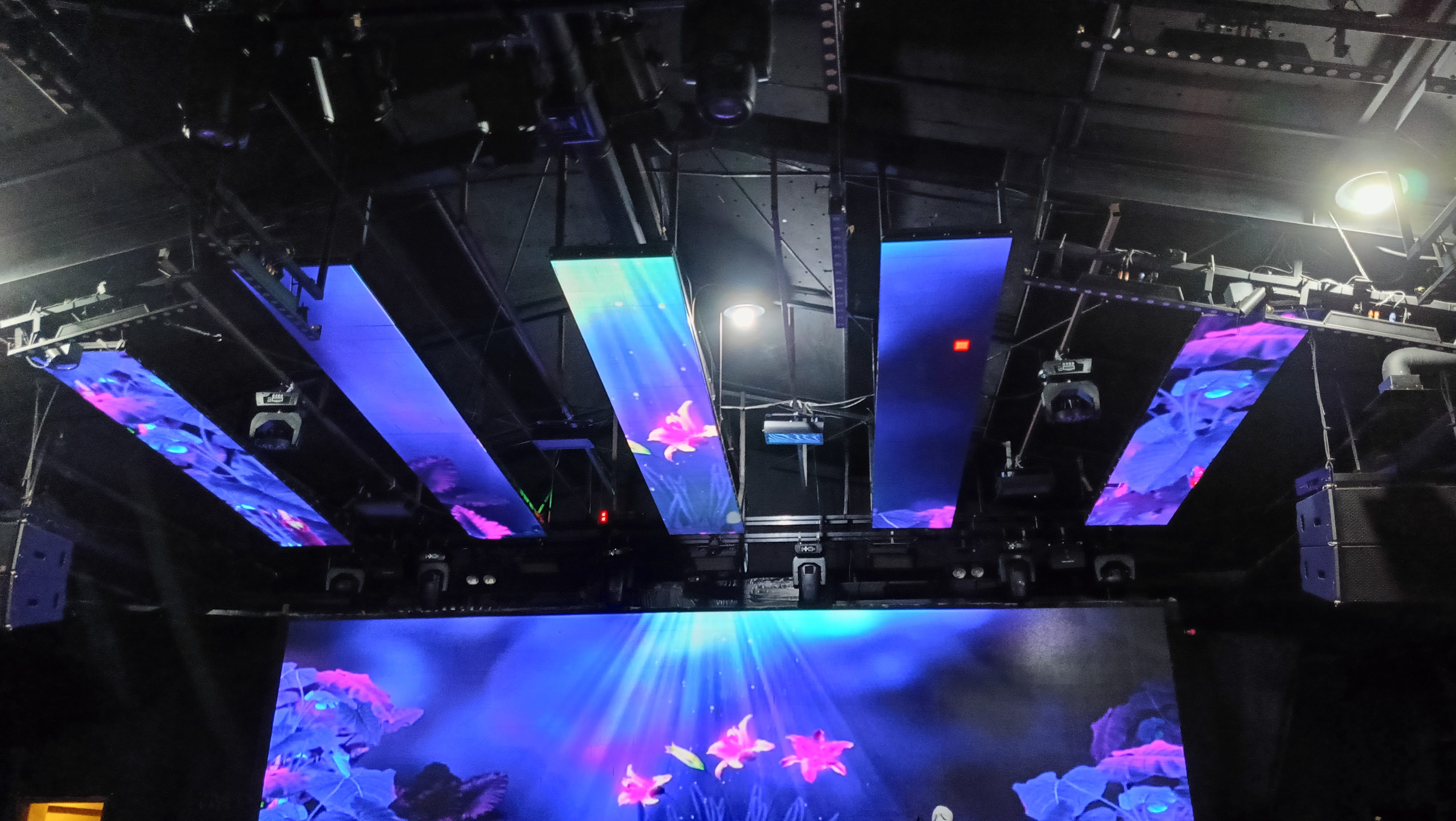 Disewakan Gedung Siap Pakai – Ex Club di Manyar Kertoarjo, Surabaya Timur - Image 1