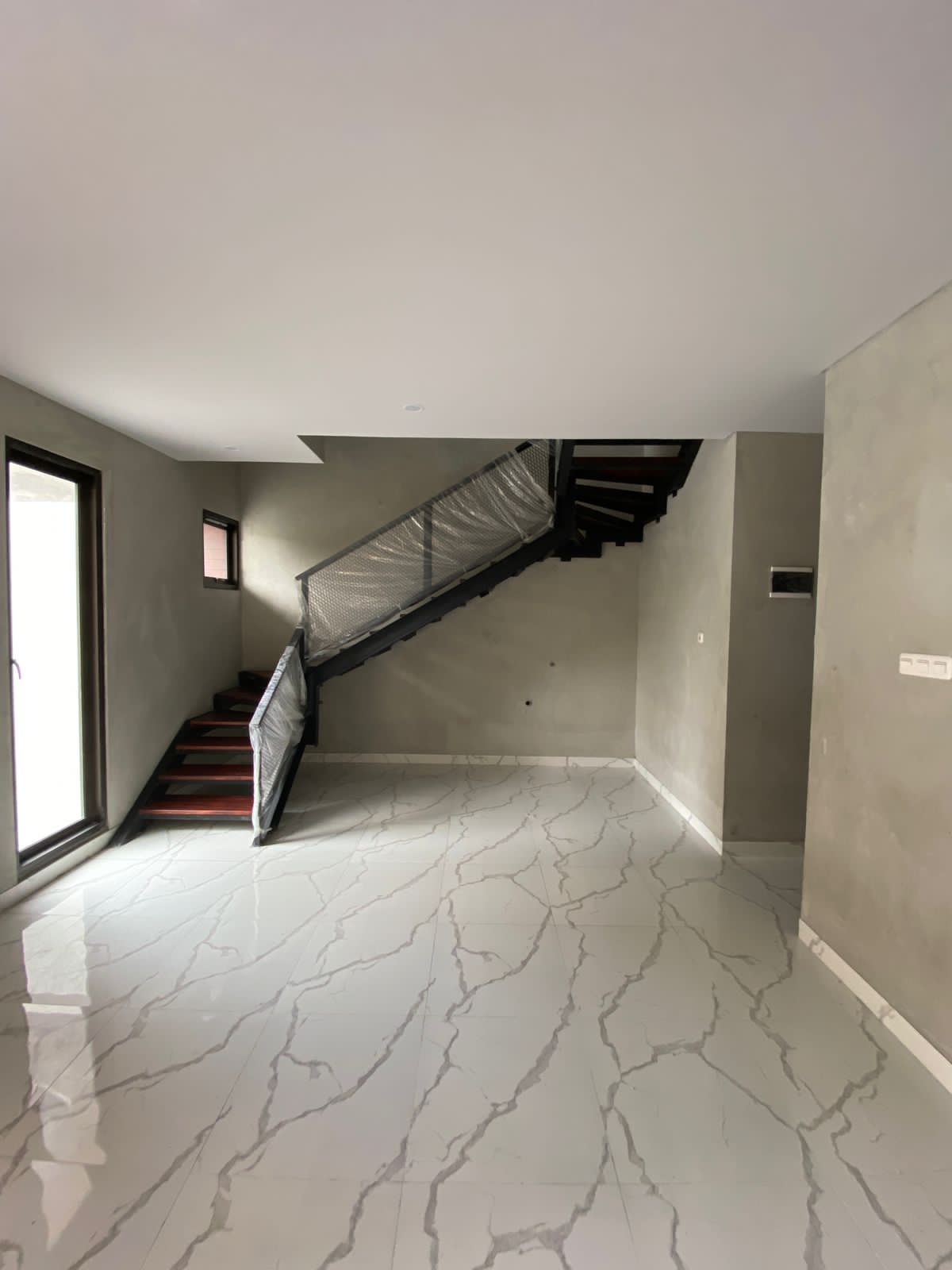 Dijual Rumah 2 Lantai Baru Gress Murah di Kutisari Indah Timur, Surabaya Selatan - Image 1