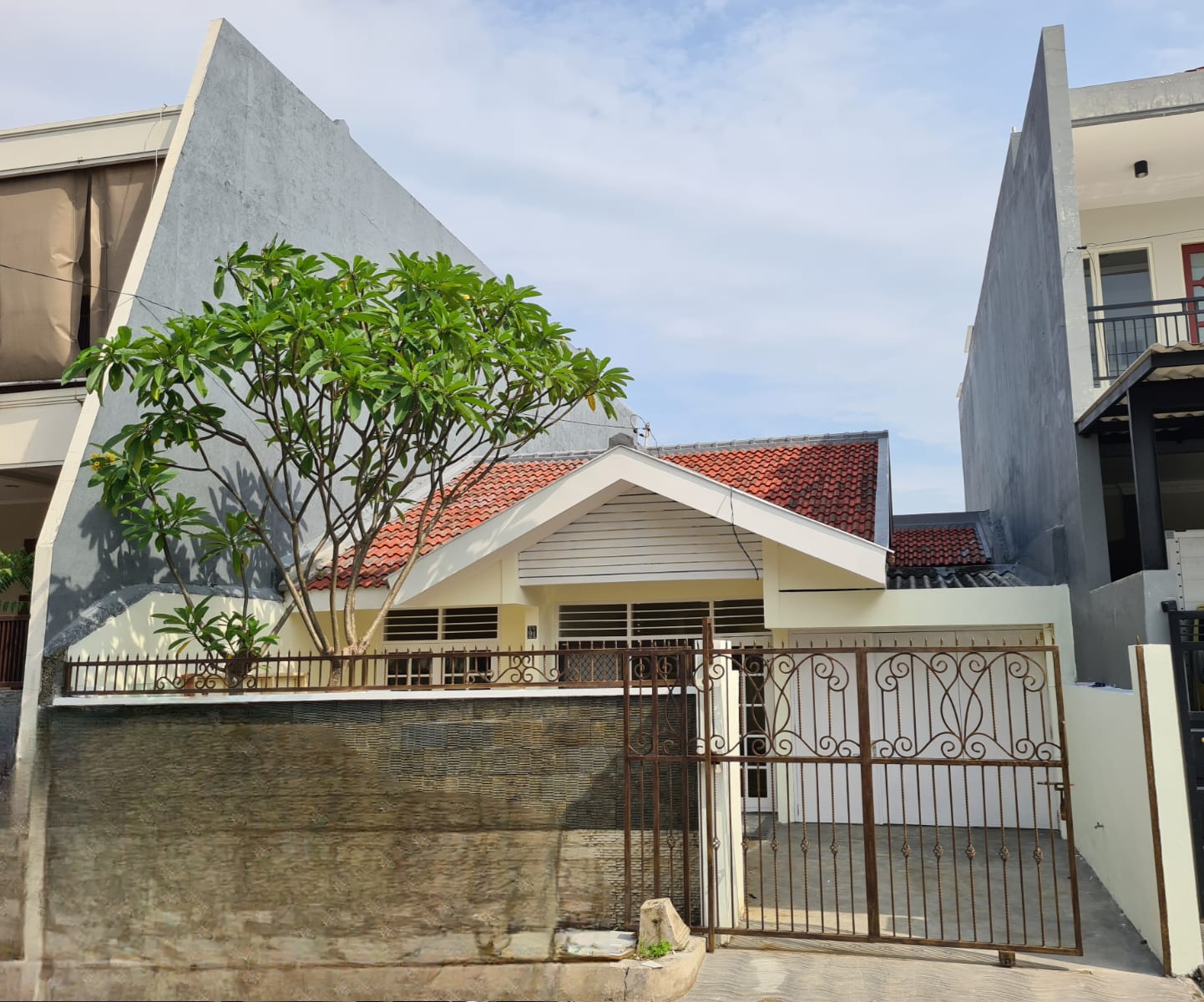 Dijual Murah Rumah Siap Huni di Darmo Harapan Surabaya Barat - Image 1