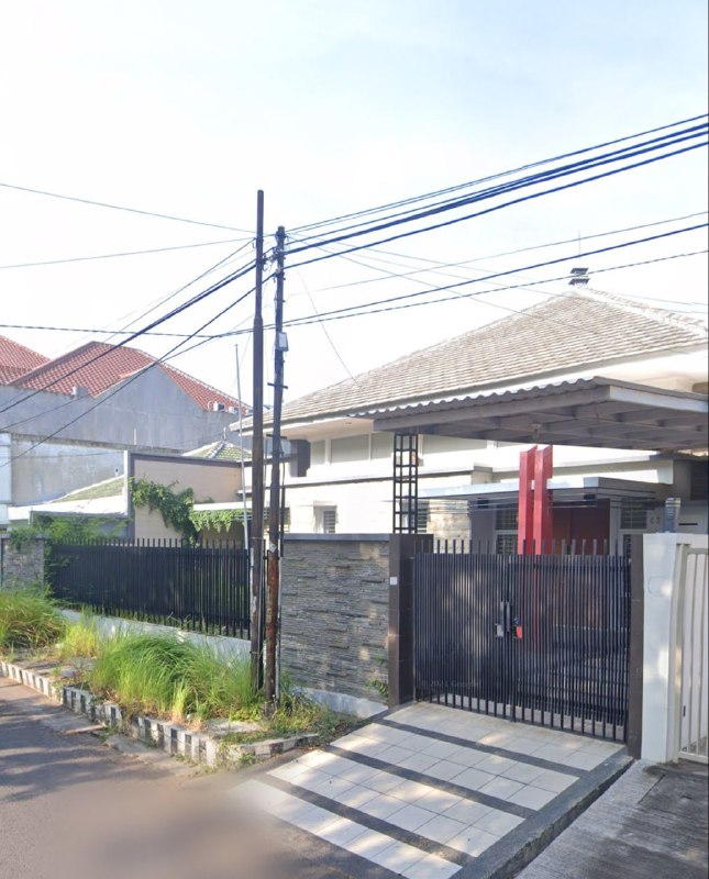 Disewakan Rumah Luas dan Nyaman di Kawasan Eksklusif Kris Kencana Sari Surabaya Barat - Image 1