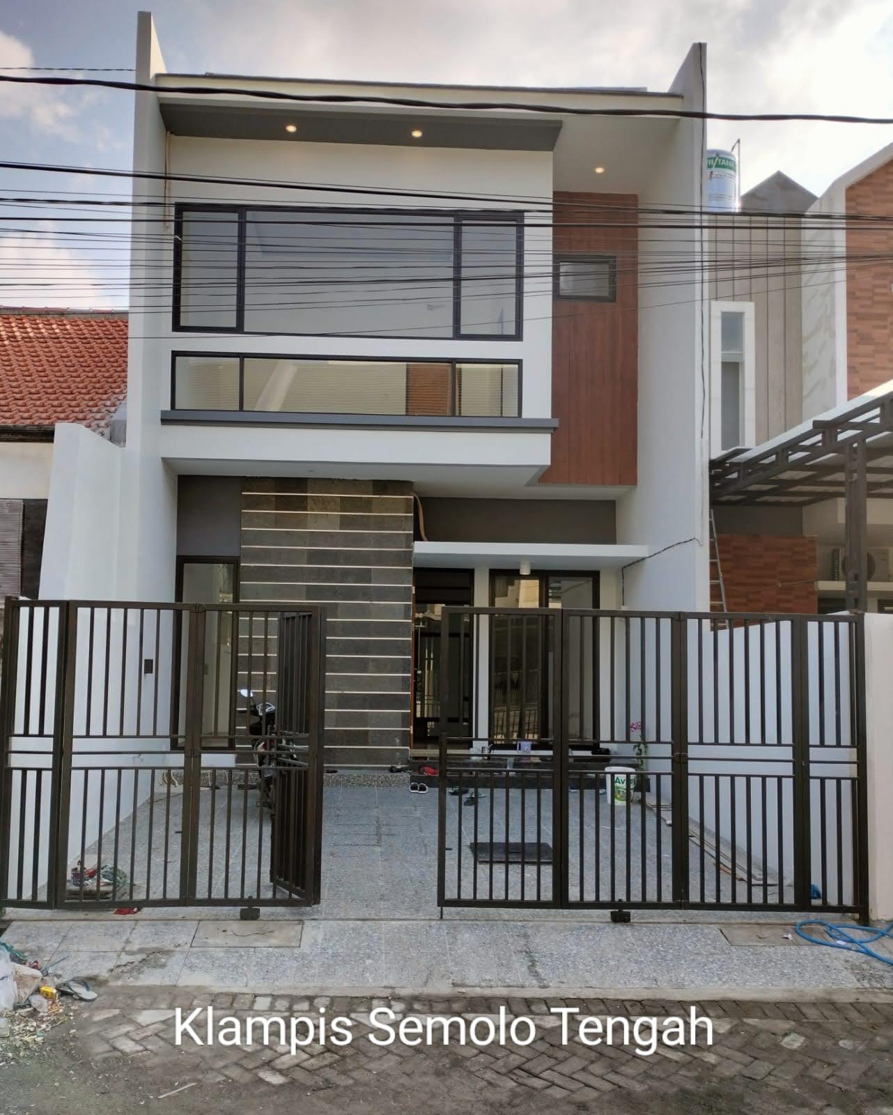 Dijual Rumah Baru 2 Lantai Minimalis di Klampis Semolo Tengah Surabaya Timur - Image 1