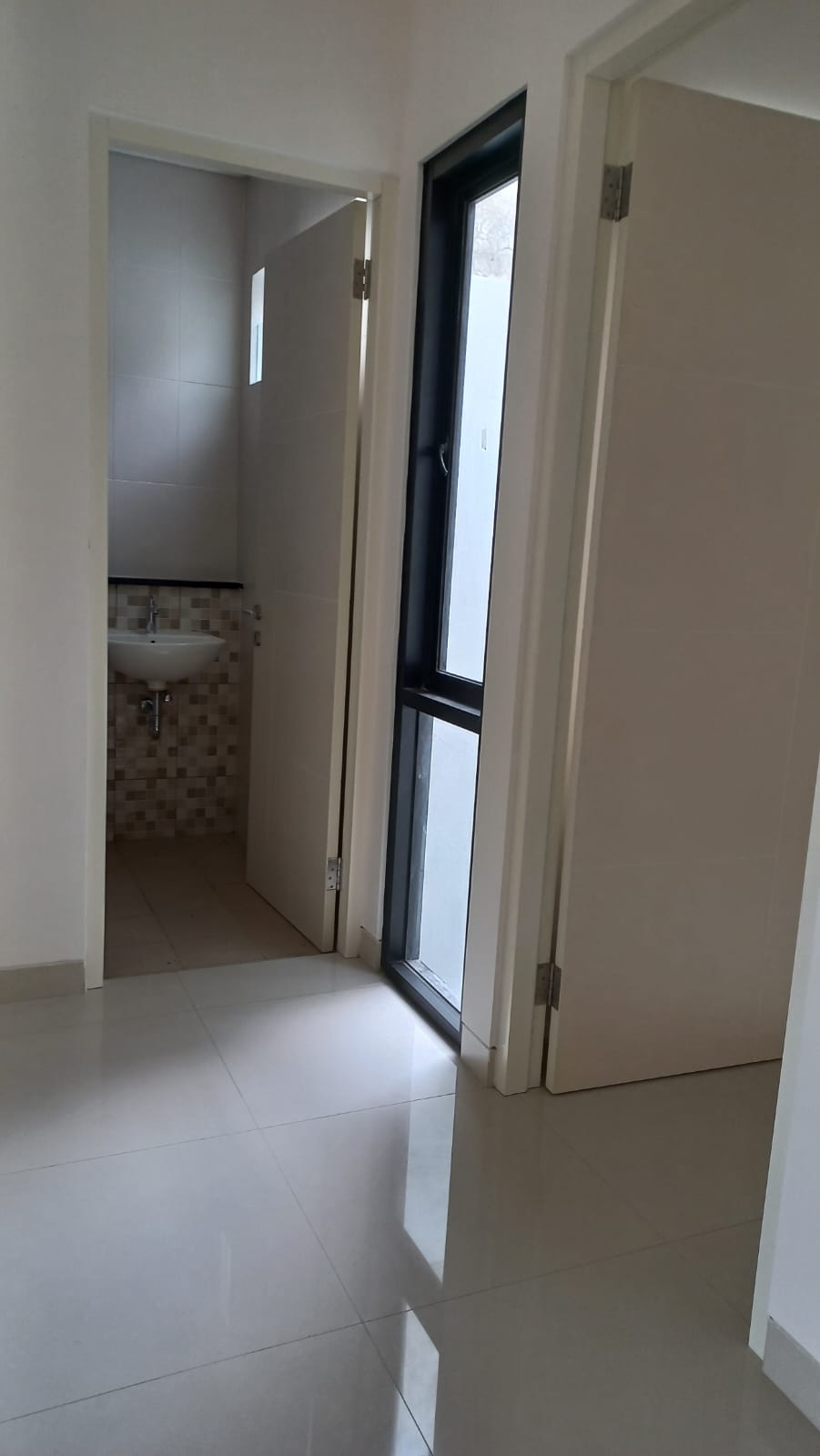 Dijual Rumah Minimalis 2 Lantai Murah Lokasi Strategis di Rungkut Menanggal Surabaya Timur - Thumbnail 3