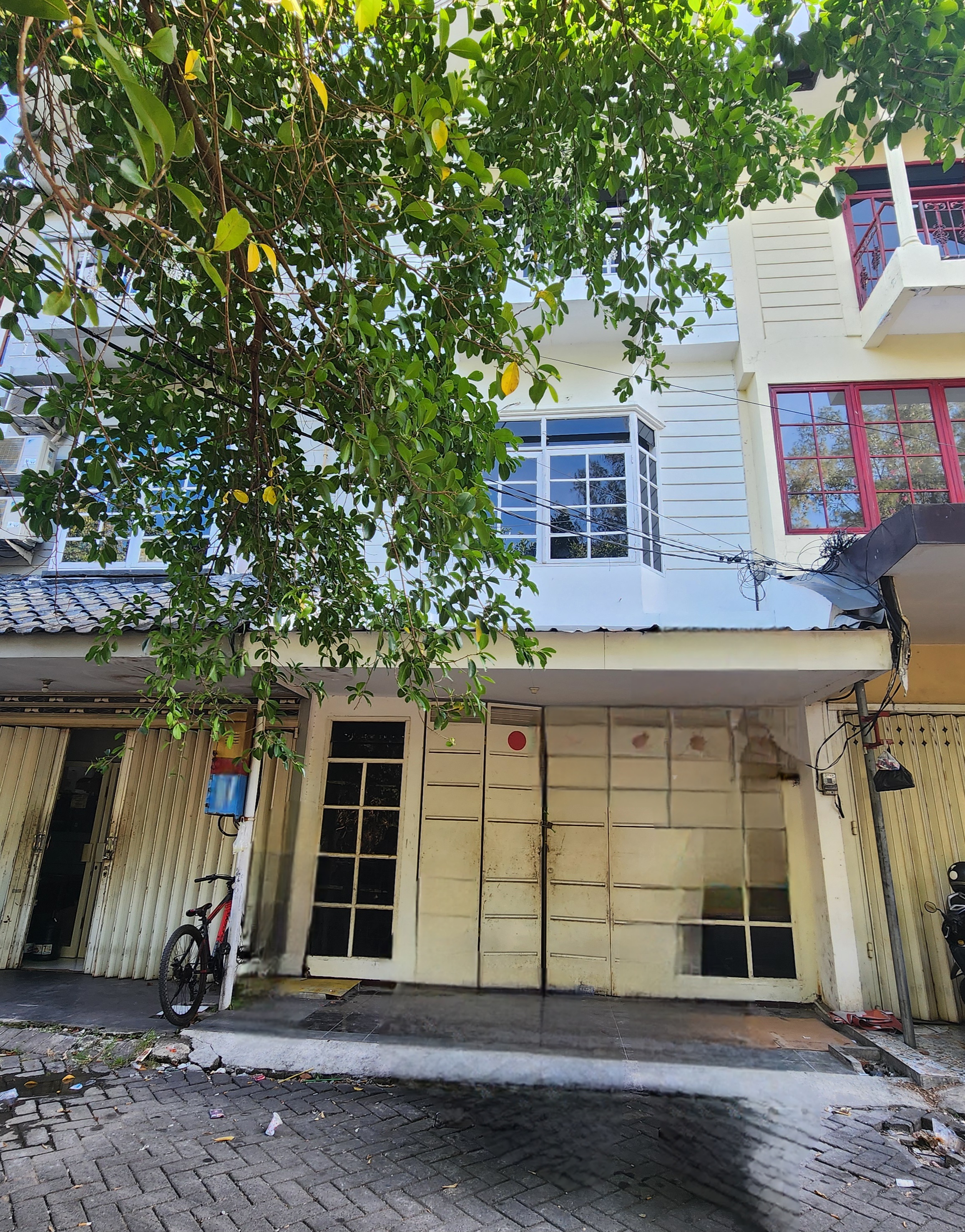 Disewakan Ruko Hadap Jalan Raya di Darmo Permai Timur, Surabaya Barat - Image 1