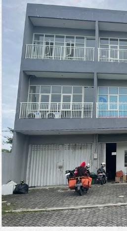 Dijual/Disewakan Ruko 3 Lantai Lokasi Strategis di Dian Istana Selatan Surabaya Barat - Image 1