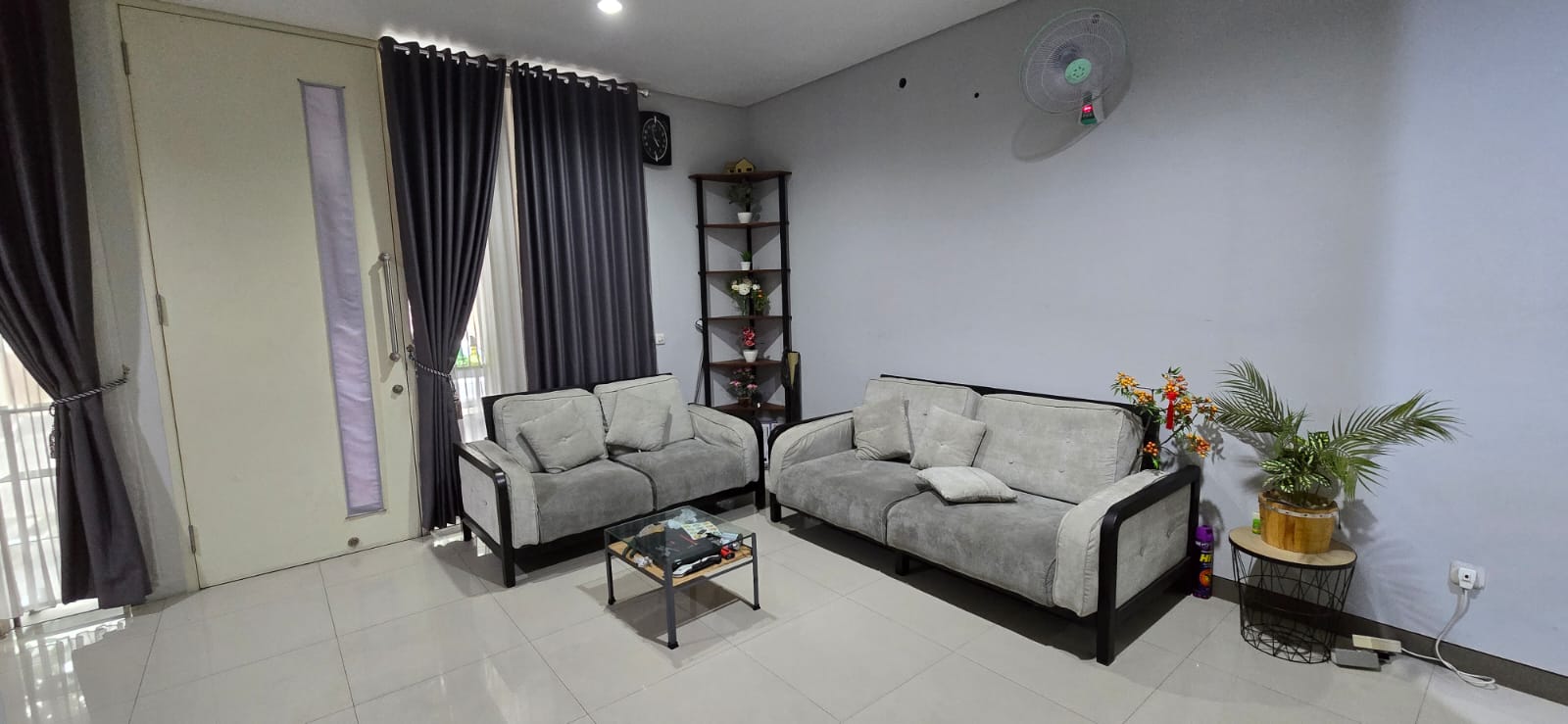 Dijual Rumah Semi Furnish di Green Lake Citraland, Surabaya Barat - Image 1