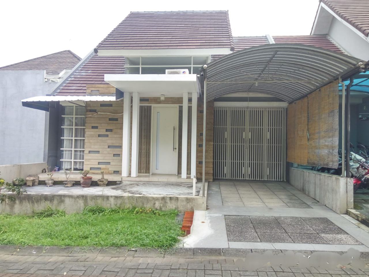 Disewakan Rumah Nyaman Furnished di Kawasan Elit Kingstown Citraland Surabaya Barat - Image 1