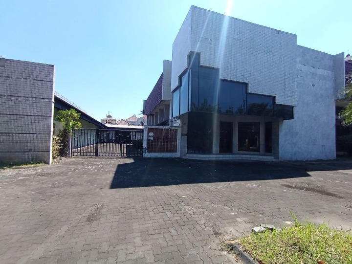Dijual Rumah Luas Strategis di Jalan Kendangsari Surabaya Selatan - Image 1