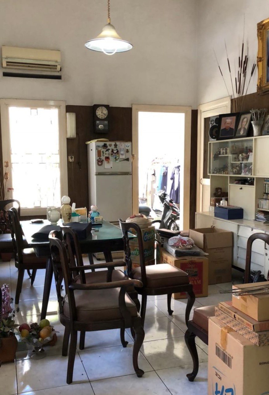 Dijual Rumah Strategis dan Nyaman di Jalan WR Supratman Surabaya Pusat - Image 1