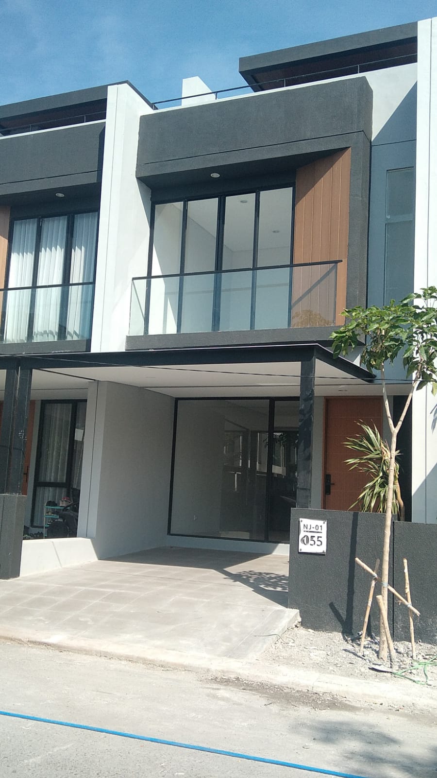 Disewakan Rumah Baru Gress di Northwest Citraland Surabaya - Image 1