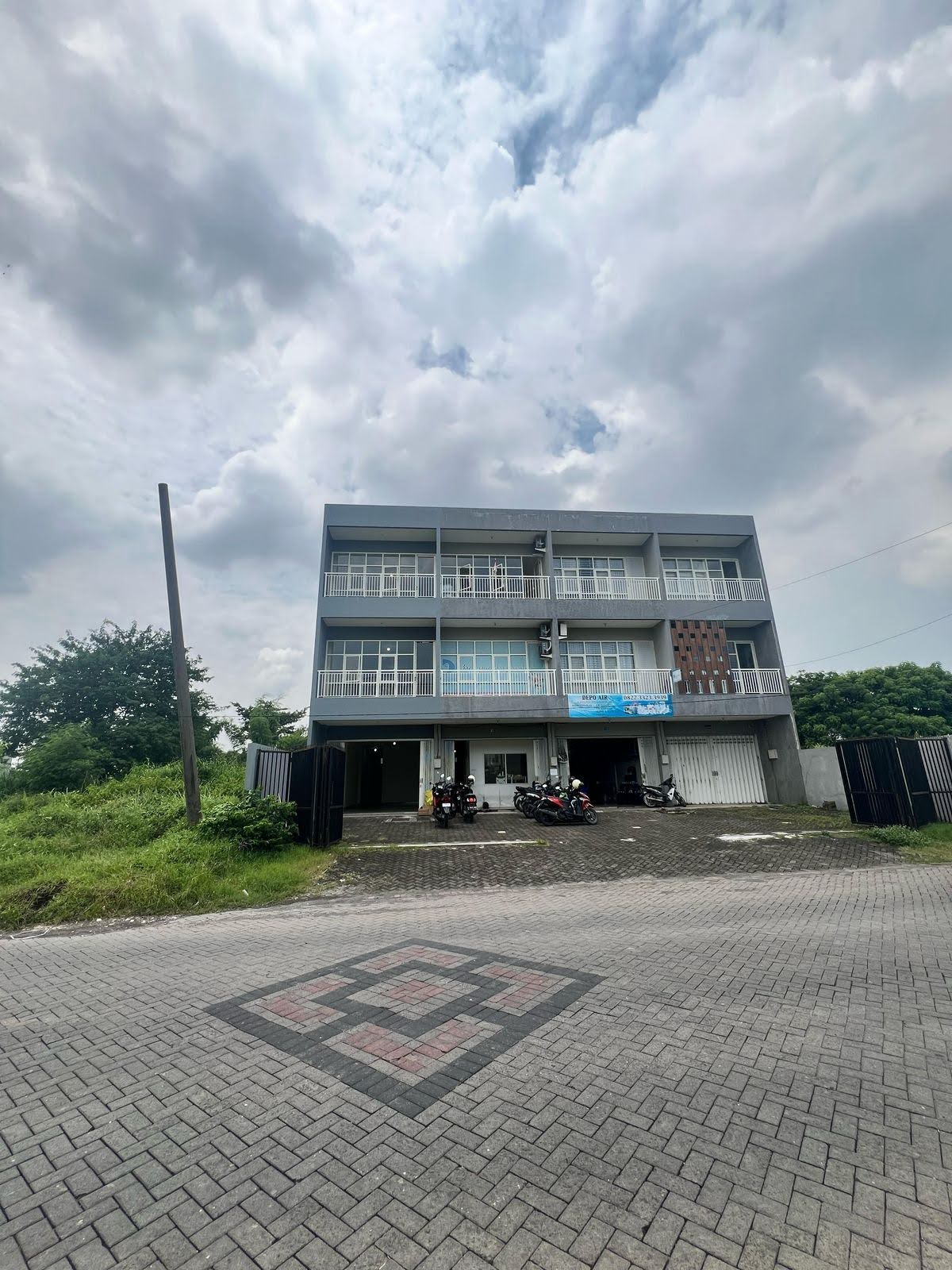 Dijual/Disewakan Ruko Strategis 3 Lantai di Dian Istana Surabaya Barat - Image 1