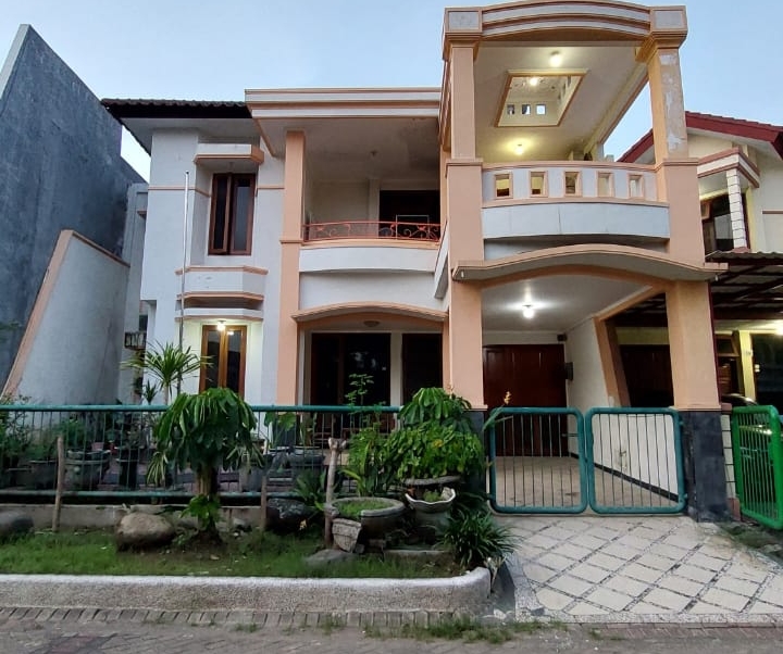 Dijual Rumah Strategis Siap Huni di Dharmahusada Regency Surabaya Timur - Image 1