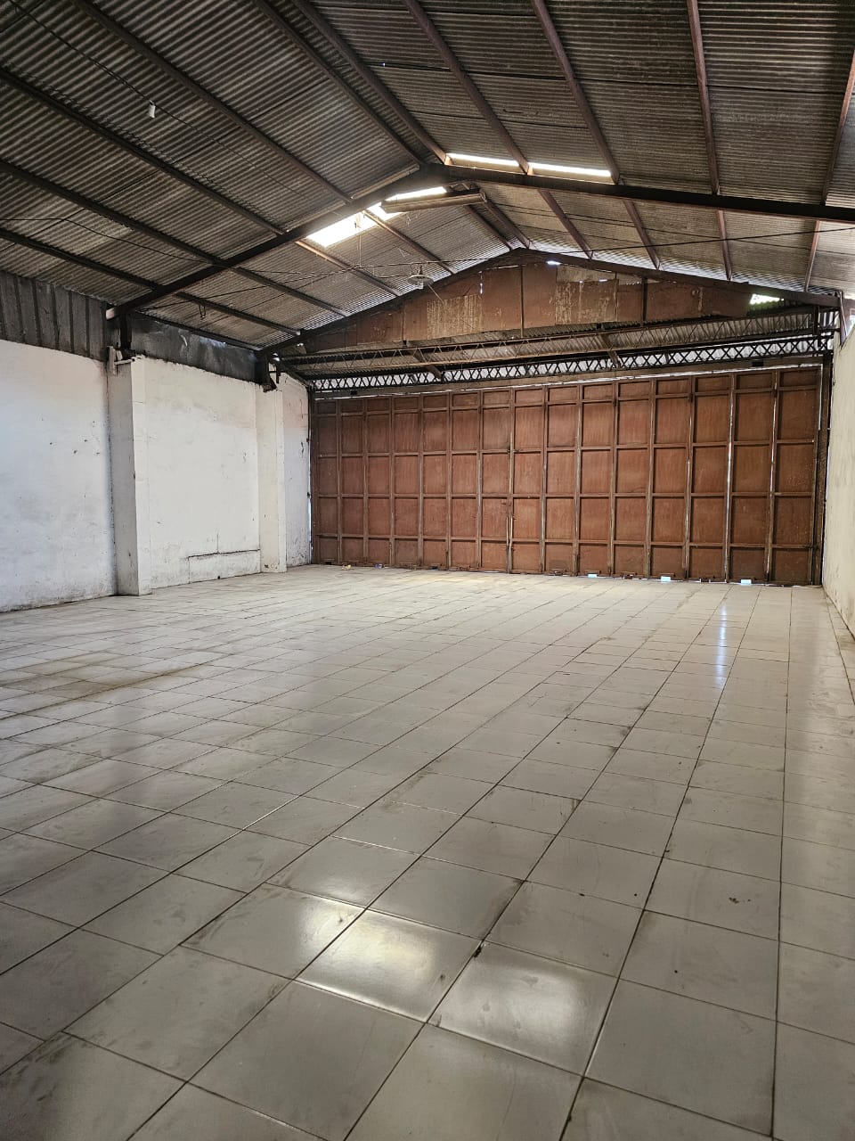 Disewakan Gudang Luas Strategis di Wilayah Manukan Wetan Surabaya Barat - Image 1