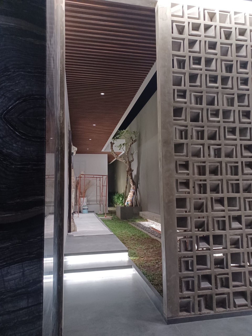 Dijual Rumah Mewah Konsep Villa di Bukit Golf Mediterania Citraland Surabaya Barat - Thumbnail 2