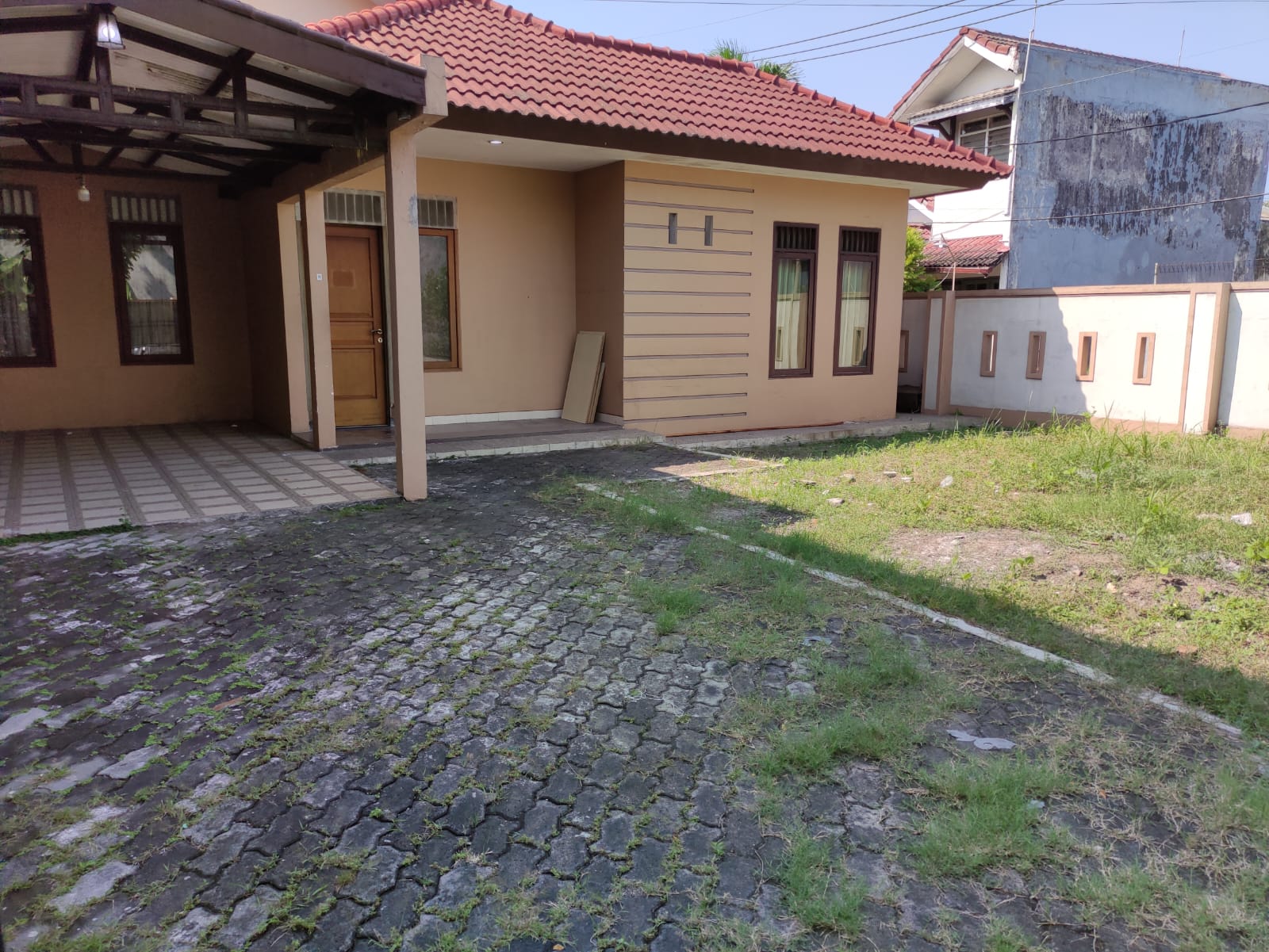 Disewakan Rumah Luas Strategis di Griya Babatan Mukti Surabaya Barat - Image 1