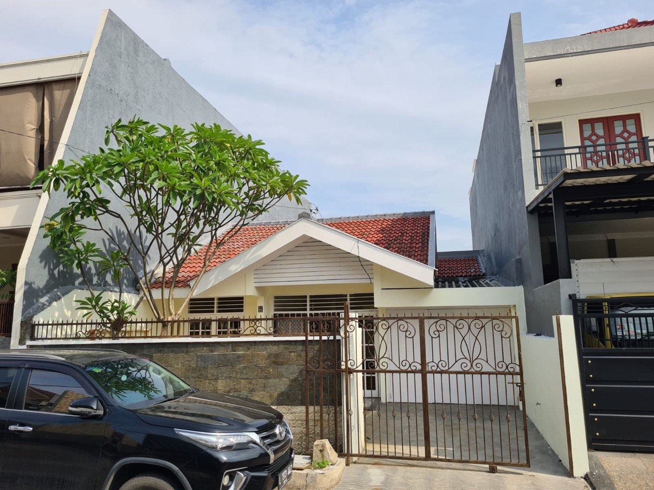 Dijual Rumah Luas Nyaman di Kawasan Elit Darmo Harapan Indah Surabaya Barat - Image 1