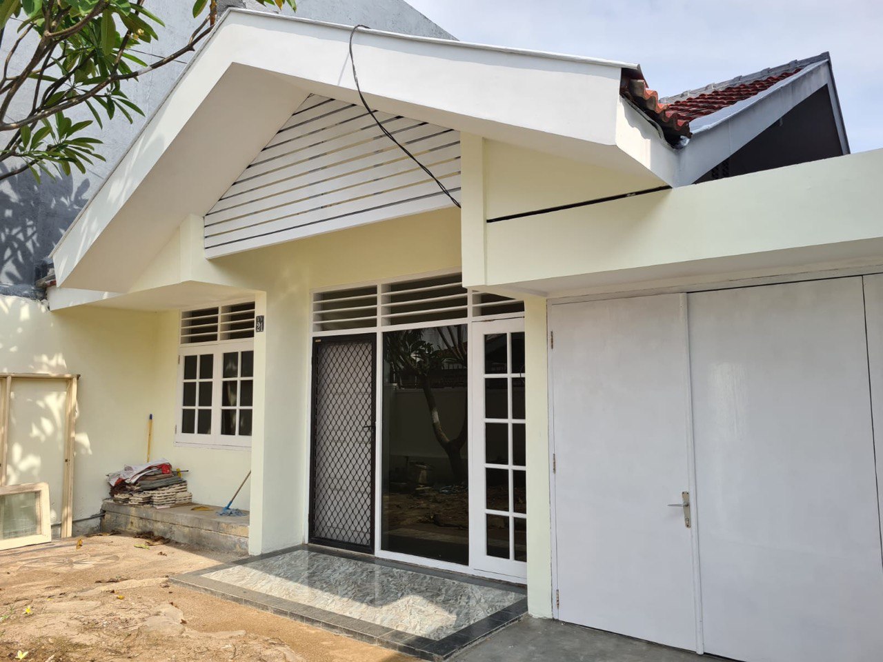 Dijual Rumah Luas Nyaman di Kawasan Elit Darmo Harapan Indah Surabaya Barat - Thumbnail 2
