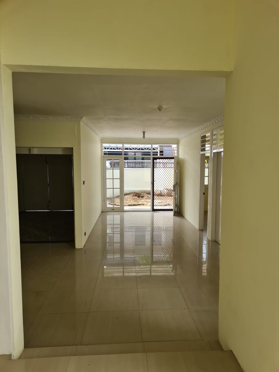 Dijual Rumah Luas Nyaman di Kawasan Elit Darmo Harapan Indah Surabaya Barat - Thumbnail 3