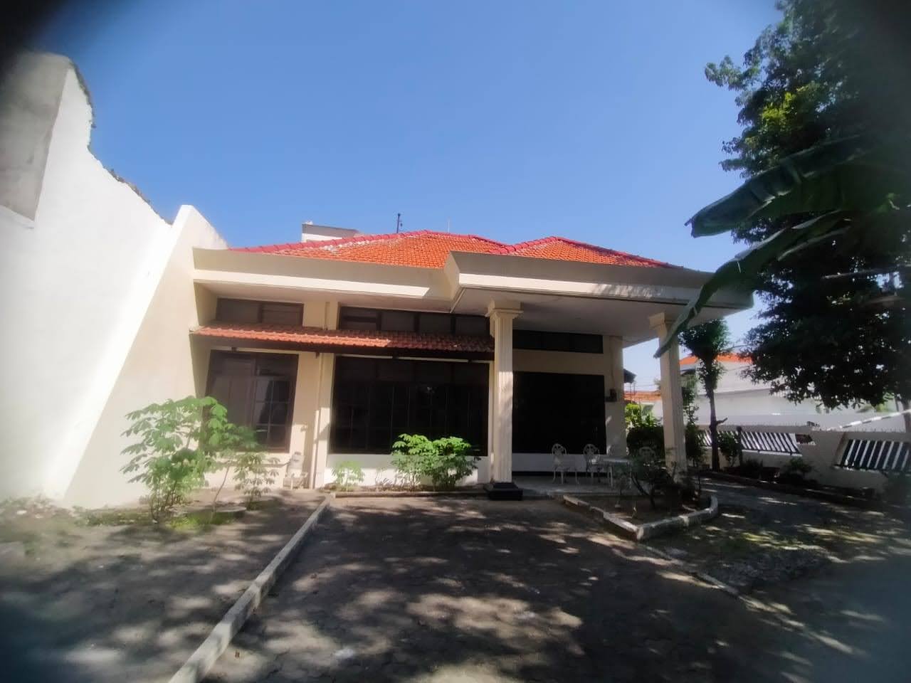 Disewakan Rumah Luas dan Serbaguna di Raya Tenggilis Surabaya Timur - Image 1