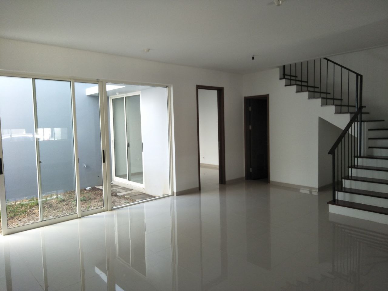 Disewakan Rumah Minimalis Siap Huni di Graha Natura Edenia Surabaya Barat - Image 1